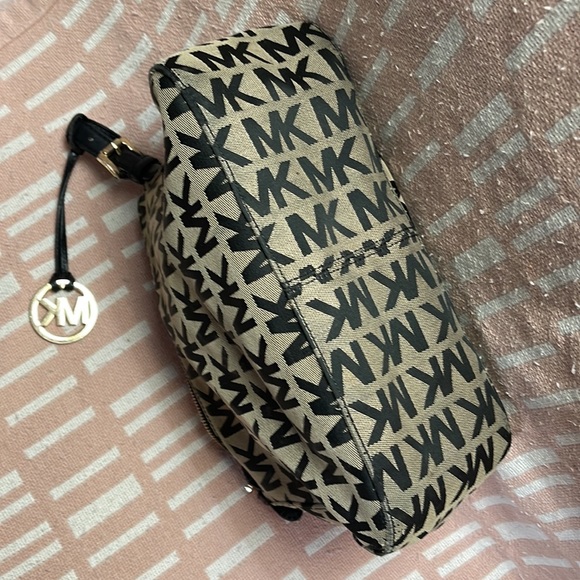 MK bag black/tan smaller CUTE ☺️ - Picture 7 of 9